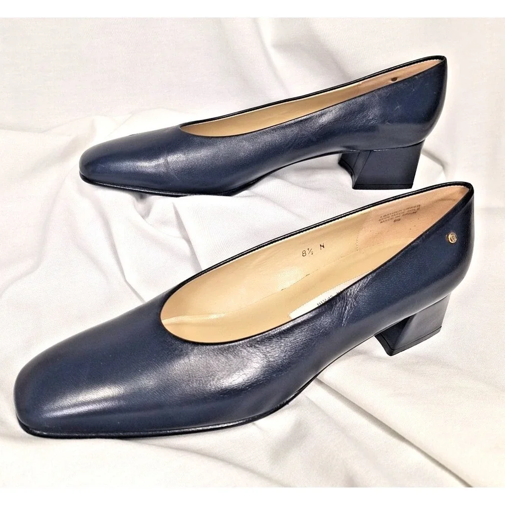NOS Etienne Aigner 8.5 N Navy Blue Leather Sarah Pumps Block Heel Shoes Logo NEW